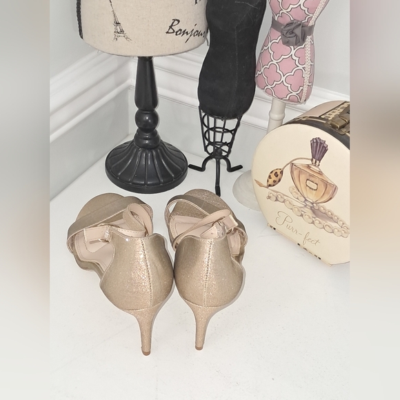 Kelly & Katie Gold Open Toe Etilla Heel Size 9.5M NWT - Picture 4 of 9